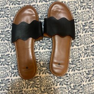 Shade & Shore Black and Tan Wave Slide Sandals